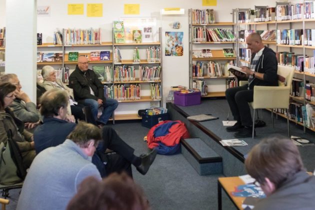 Peter Klohs in der Stadtteilbibliothek Lüttringhausen. | Foto: Juudo-Fotografie