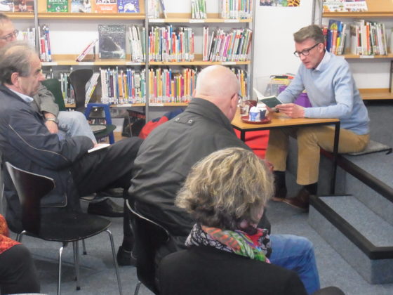 Sven Wolf in der Stadtteilbibliothek Lüttringhausen. | Foto: Peter Klohs