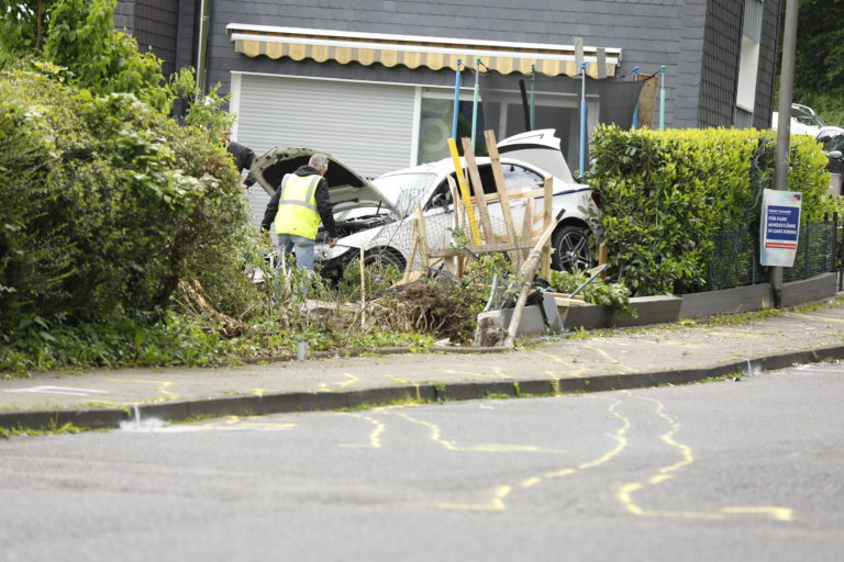 Schwerer Unfall mit einer Toten und einem Schwerverletzten in Hasten