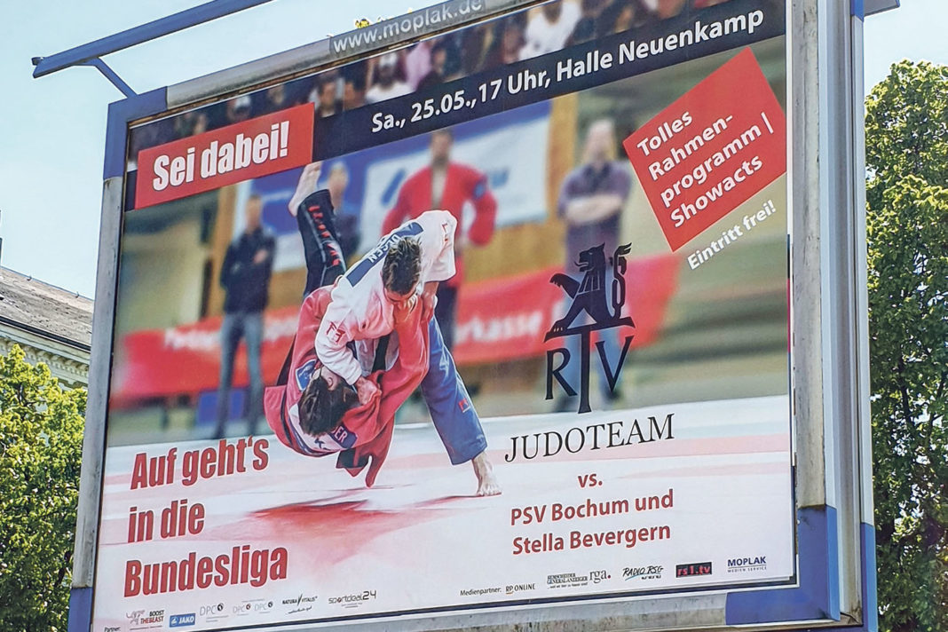 Großflächige Werbung für das Judoteam. | Foto: Jürgen Steinfeld