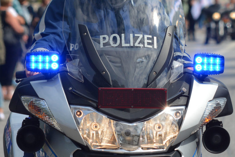 Motorradfahrer stürzt auf B7