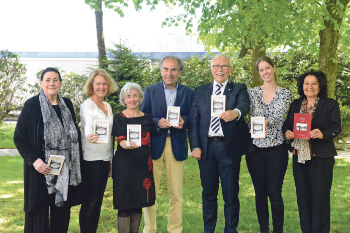 Sie setzen sich gemeinsam für die Interkulturelle Bildung in Remscheid ein (v. l.): Helma Ritscher (Deutsch- Indische Gesellschaft), Michaela Pappas (Integrationszentrum/IKE), Dolores Smith (Akademie), Wolfgang Luge (Lütteraten), Lutz Uwe Magney (Volksbank), Katharina Neuser-Turczynski (Integrationszentrum) und Erden Ankay-Nachtwein (IKE). | Foto: Bettina Osswald / Volksbank im Bergischen Land Sie setzen sich gemeinsam für die Interkulturelle Bildung in Remscheid ein (v. l.): Helma Ritscher (Deutsch- Indische Gesellschaft), Michaela Pappas (Integrationszentrum/IKE), Dolores Smith (Akademie), Wolfgang Luge (Lütteraten), Lutz Uwe Magney (Volksbank), Katharina Neuser-Turczynski (Integrationszentrum) und Erden Ankay-Nachtwein (IKE). | Foto: Bettina Osswald / Volksbank im Bergischen Land
