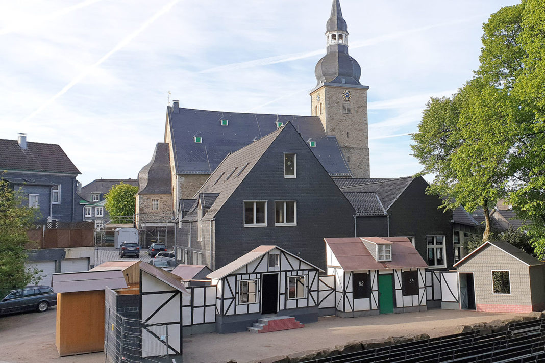 Die Heimatspielbühne im Schatten der Evangelischen Stadtkirche Lüttringhausen. | Foto: Sascha von Gerishem