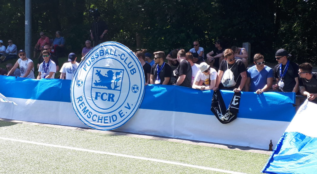 Viele Fans sind zum letzten Saisonspiel des FC Remscheid mit nach Rath gefahren. | Foto: Thorsten Greuling