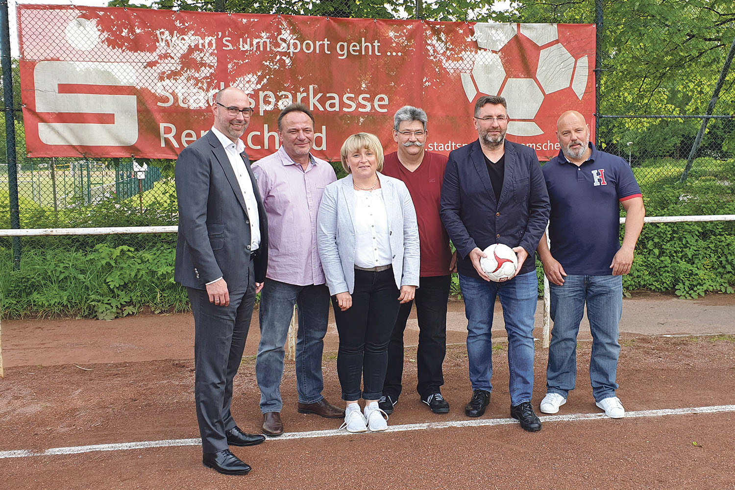 Michael Wellershaus, Joachim Weber, Beate Wagemann, Jürgen Langbein, Ivica Bozic und Michael Bagusch fiebern dem Turnierstart schon entgegen. | Foto: Sascha von Gerishem Michael Wellershaus, Joachim Weber, Beate Wagemann, Jürgen Langbein, Ivica Bozic und Michael Bagusch fiebern dem Turnierstart schon entgegen. | Foto: Sascha von Gerishem