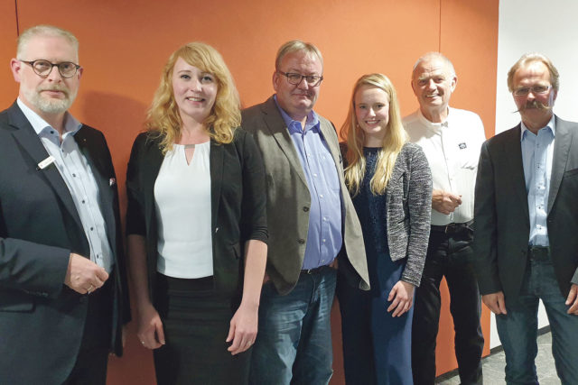 Sparkassen-Firmenkundenberatende Stefan Grote und Annika Falkenstein, Unternehmer Stefan Grote und Tochter Alexandra, Architekt Michael Geh und Berater Reinhard Steffen (v.l.). Foto: Sascha von Gerishem Sparkassen-Firmenkundenberatende Stefan Grote und Annika Falkenstein, Unternehmer Stefan Grote und Tochter Alexandra, Architekt Michael Geh und Berater Reinhard Steffen (v.l.). Foto: Sascha von Gerishem