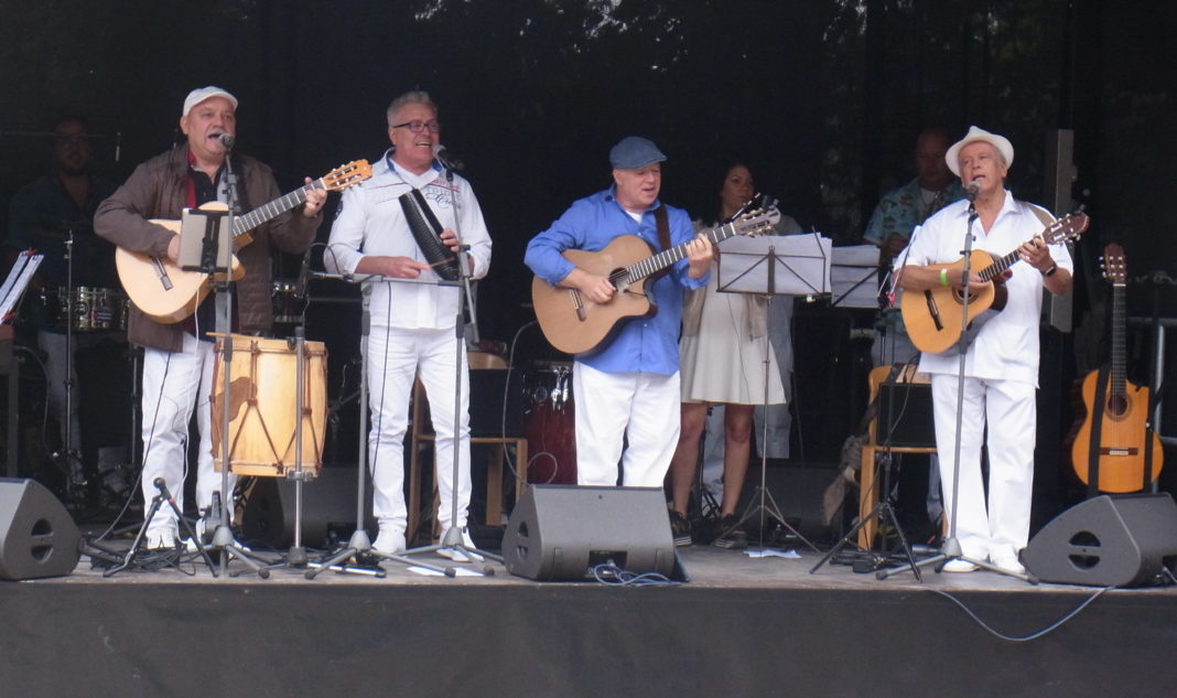 Salsa bis der Arzt kommt: Kai Heumann (Mitte im blauen Hemd) und Kollegen auf der Bühne in Lüttringhausen. Foto: Peter Klohs