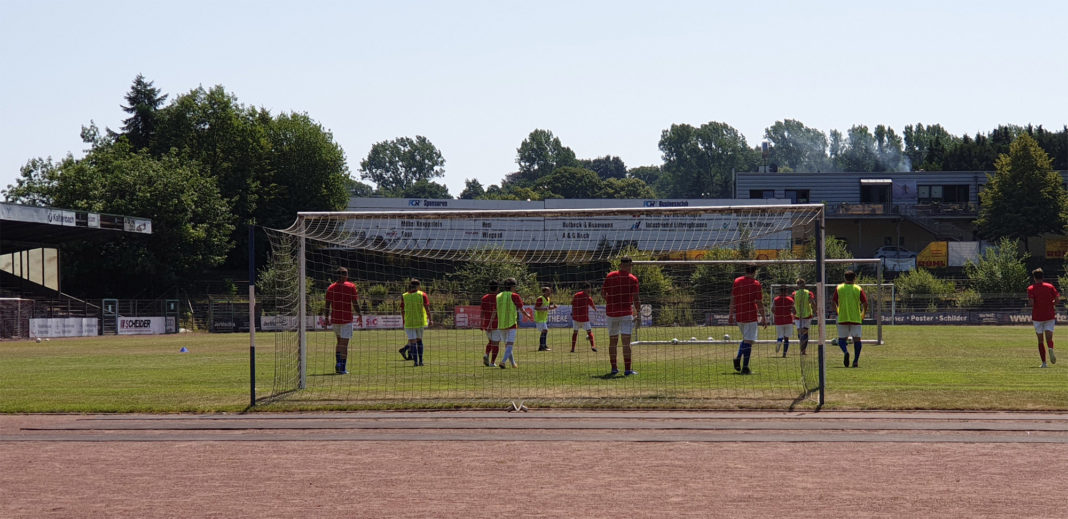Die 1. Mannschaft des FC Remscheid beim Training im Röntgen-Stadion. Foto: Sascha von Gerishem