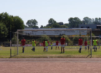 Die 1. Mannschaft des FC Remscheid beim Training im Röntgen-Stadion. Foto: Sascha von Gerishem