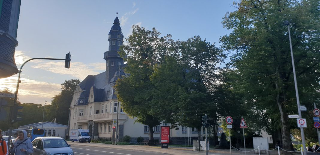 Das Lüttringhauser Rathaus, Kreuzbergstraße 15 in 42899 Remscheid-Lüttringhausen. Foto: Sascha von Gerishem