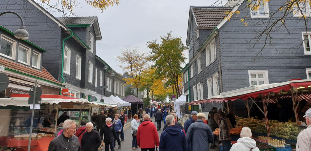 Der 14. Herbst- und Bauernmarkt vom Marketingrat Lüttringhausen läuft. Foto: Sascha von Gerishem