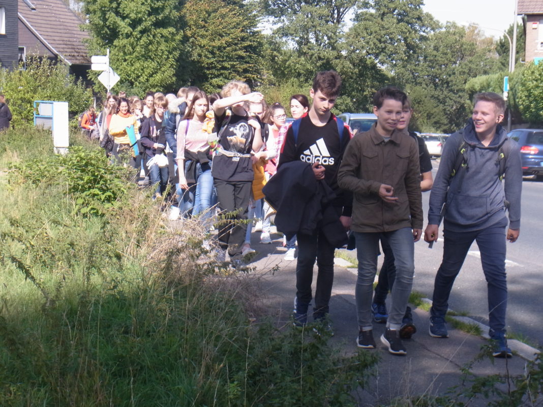 Beim Klimaprotest des Leibniz-Gymnasiums kamen mehr als 600 Menschen in Lüttringhausen zusammen. Foto: Peter Klohs