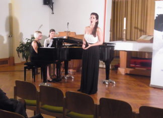 Maren Donner, Rezitatorin Reinhild Köhncke, Mezzosopranistin Sandra Schares bei ihrem Konzert in der Goldenberger Kirche. Foto: Peter Klohs