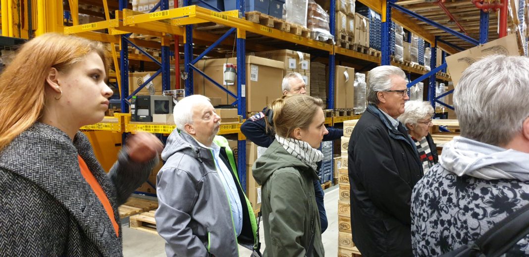 Rolf Haumann (2.v.l.), Grünen-Bezirksvertreter in Lennep, folgte der SPD-Einladung im Rahmen der Klimaschutzwochen zur GEPA. Foto: Sascha von Gerishem