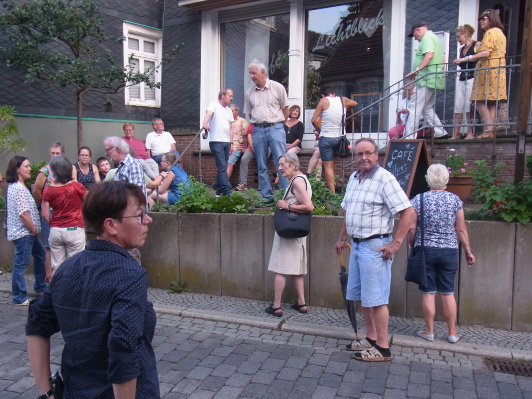 Eine große Menschenmenge wartet vor dem Café Lichtblick in der Gertenbachstraße in Lüttringhausen auf die Stadtführerin Linda Kessler. Foto: Peter Klohs