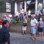 Eine große Menschenmenge wartet vor dem Café Lichtblick in der Gertenbachstraße in Lüttringhausen auf die Stadtführerin Linda Kessler. Foto: Peter Klohs