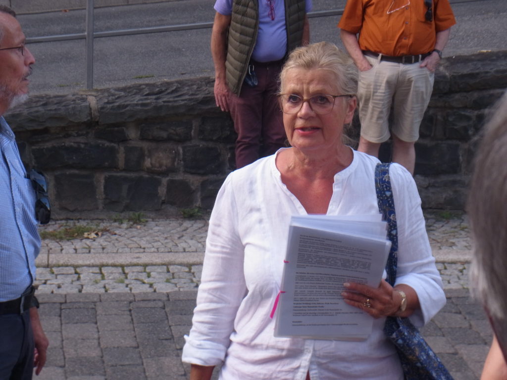 Stadtführerin Linda Kessler beim Rundgang durch Lütterkusen. Foto: Peter Klohs