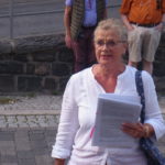 Stadtführerin Linda Kessler beim Rundgang durch Lütterkusen. Foto: Peter Klohs