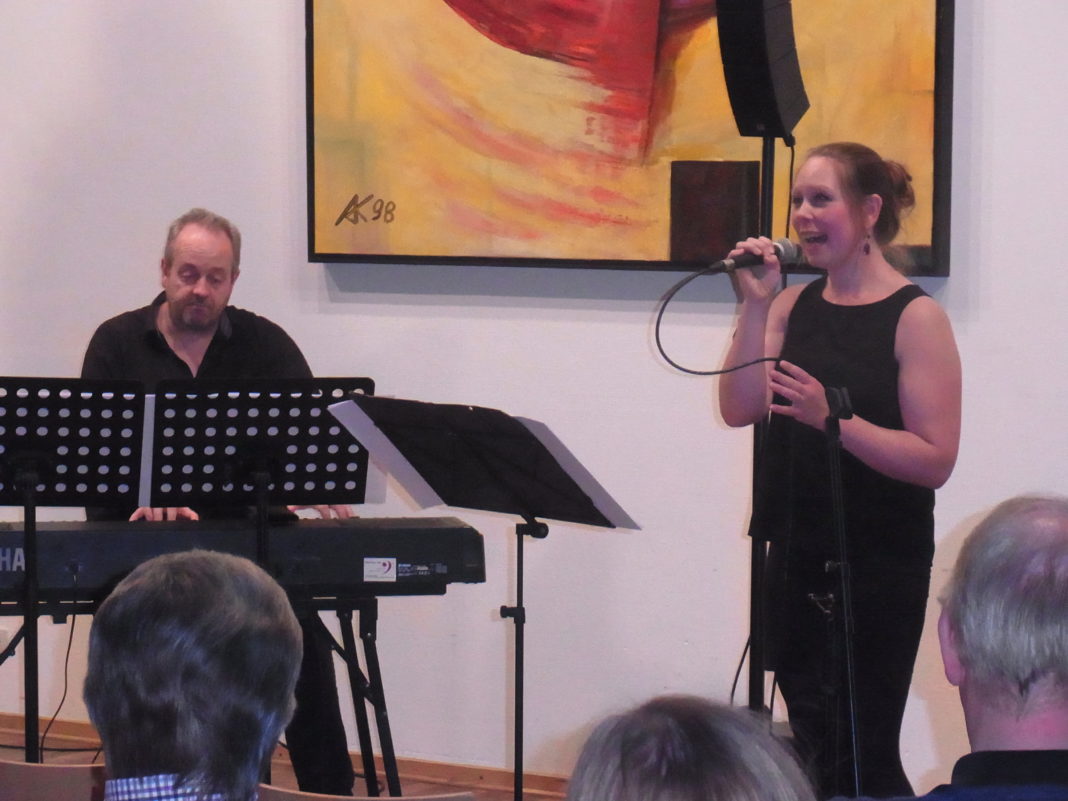 Christoph und Anja Spenger während ihres Konzertes in Lüttringhausen. Foto: Peter Klohs