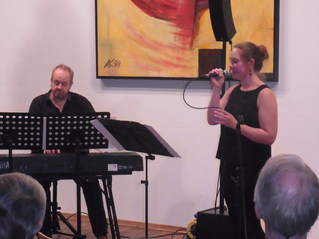 Christoph und Anja Spenger während ihres Konzertes in Lüttringhausen. Foto: Peter Klohs
