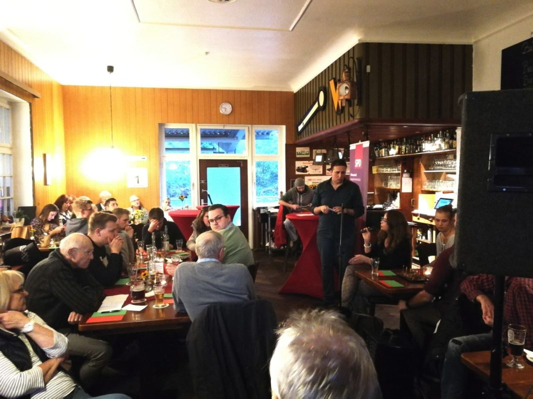 Schaberger Gespräch zu Klimaschutz und Jugendbeteiligung im Schaberger Bahnhof. Foto: Tobias Niebergall