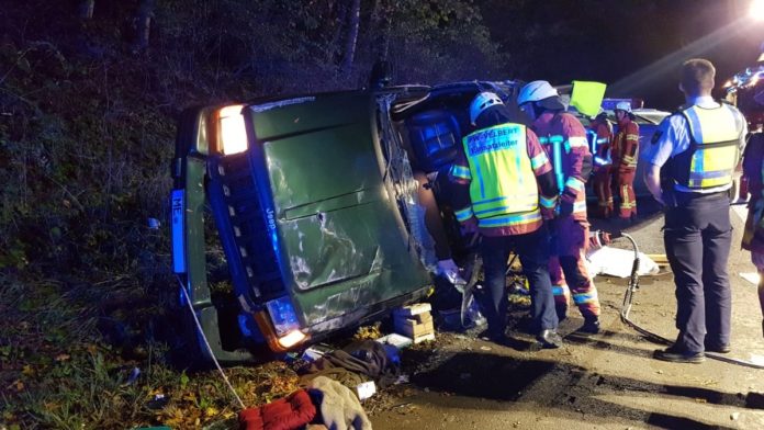 Die Feuerwehr öffnete das Fahrzeugdach mit einer hydraulischen Rettungsschere, um den eingeklemmten Fahrer zu befreien. Foto: Feuerwehr Velbert Die Feuerwehr öffnete das Fahrzeugdach mit einer hydraulischen Rettungsschere, um den eingeklemmten Fahrer zu befreien. Foto: Feuerwehr Velbert