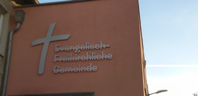 Das Gemeindehaus der Evangelisch-Freikirchlichen Gemeinde Lüttringhausen ist in der Schulstraße 21b, direkt am Schützenplatz. Foto: Sascha von Gerishem Das Gemeindehaus der Evangelisch-Freikirchlichen Gemeinde Lüttringhausen ist in der Schulstraße 21b, direkt am Schützenplatz. Foto: Sascha von Gerishem