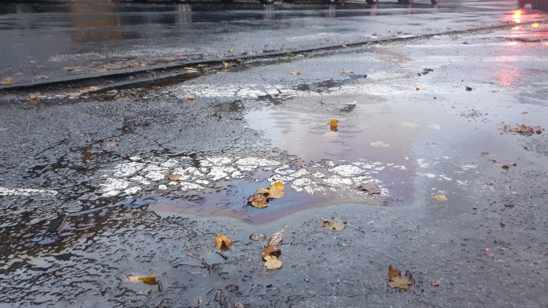 Ausgelaufenes Betriebsmittel auf der Hülsberger Straße in Lüttringhausen. Foto: Sascha von Gerishem