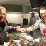 Dagmar Flohr aus Lüttringhausen sichert sich mit die ersten Karten für Altweiber direkt von Tobi Riemann. Foto: Sascha von Gerishem
