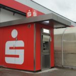 Auf dem Erciyes-Parkplatz steht der überdachte Geldautomat der Stadtsparkasse Remscheid. Foto: Sascha von Gerishem