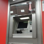 Im oberen Bereich des Sparkasse-Geldautomaten ist ein Spiegel angebracht, so dass man sehen kann, ob sich jemand nähert oder im Hintergrund verdächtig verhält. Foto: Sascha von Gerishem