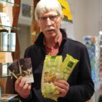 Manfred Brauers präsentiert die Flair-Schokolade und die fairen Nudeln vor dem Regal mit der Naturkosmetik. Foto: Sascha von Gerishem
