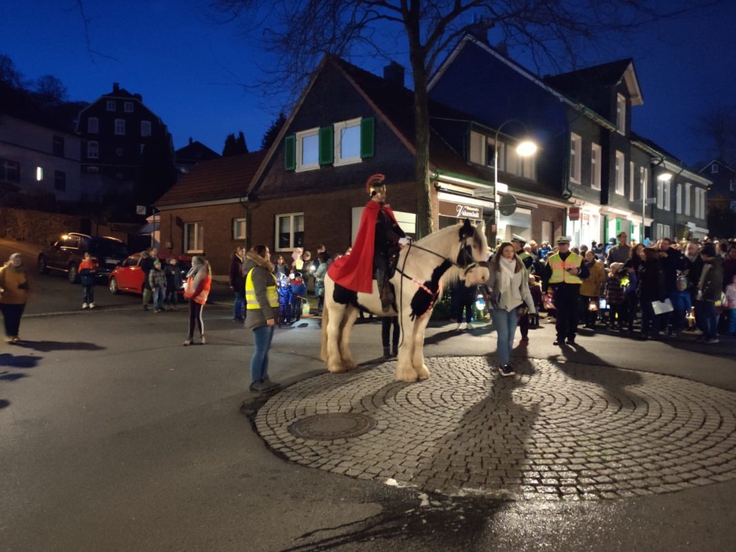 An der Kreuzung vor dem Flair-Weltladen vereinigen sich die drei Züge der Grundschulen und werden von Sankt Martin zum Feuerplatz geführt. Foto: Nicole Dahmen