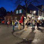An der Kreuzung vor dem Flair-Weltladen vereinigen sich die drei Züge der Grundschulen und werden von Sankt Martin zum Feuerplatz geführt. Foto: Nicole Dahmen