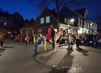 An der Kreuzung vor dem Flair-Weltladen vereinigen sich die drei Züge der Grundschulen und werden von Sankt Martin zum Feuerplatz geführt. Foto: Nicole Dahmen