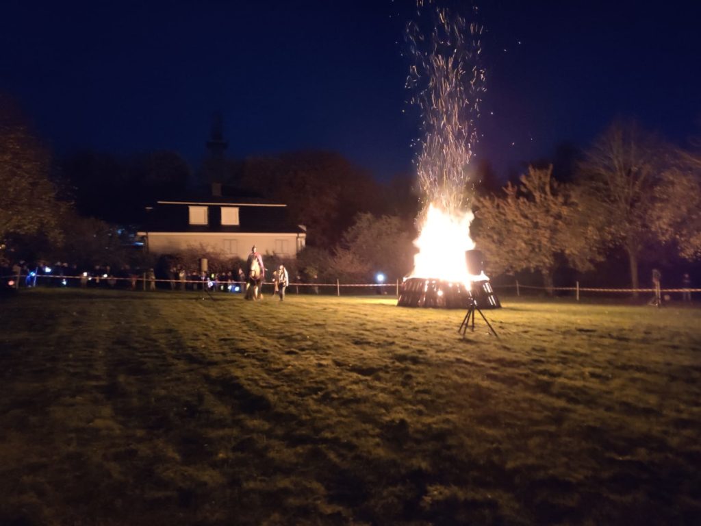 Am Martinsfeuer wurde die Mantelteilung von Schülern der Grundschule Eisernstein nachgespielt. Foto: Nicole Dahmen