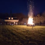 Am Martinsfeuer wurde die Mantelteilung von Schülern der Grundschule Eisernstein nachgespielt. Foto: Nicole Dahmen