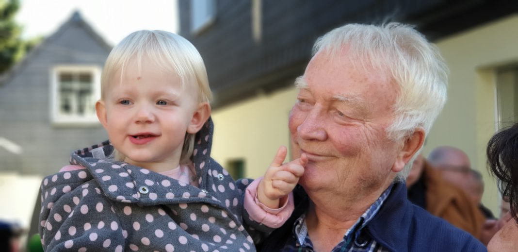 Peter Maar mit Enkelin beim Herbst- und Bauernmarkt 2018. Foto: Sascha von Gerishem