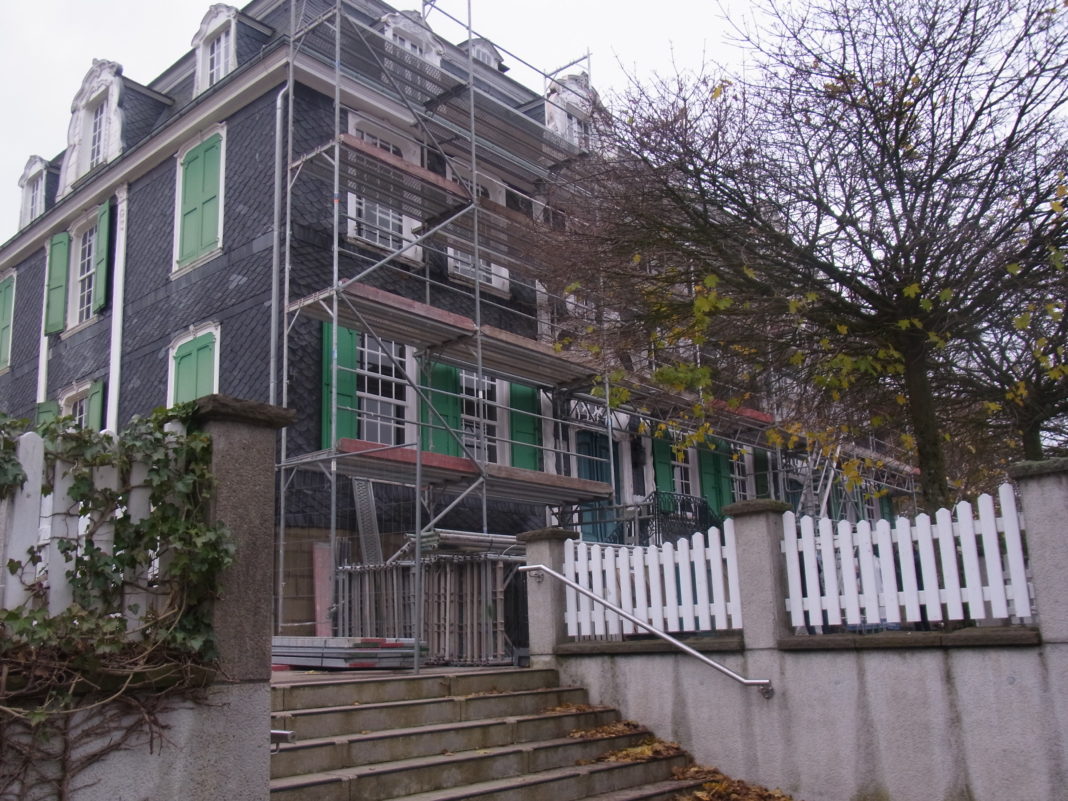 Haus Cleff, das Patrizierhaus aus dem Rokoko in Remscheid-Hasten, ist bereits eingerüstet. Foto: Peter Klohs