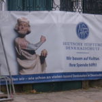 Das Banner am Haus Cleff weist auf die Renovierungsarbeiten hin. Foto: Peter Klohs