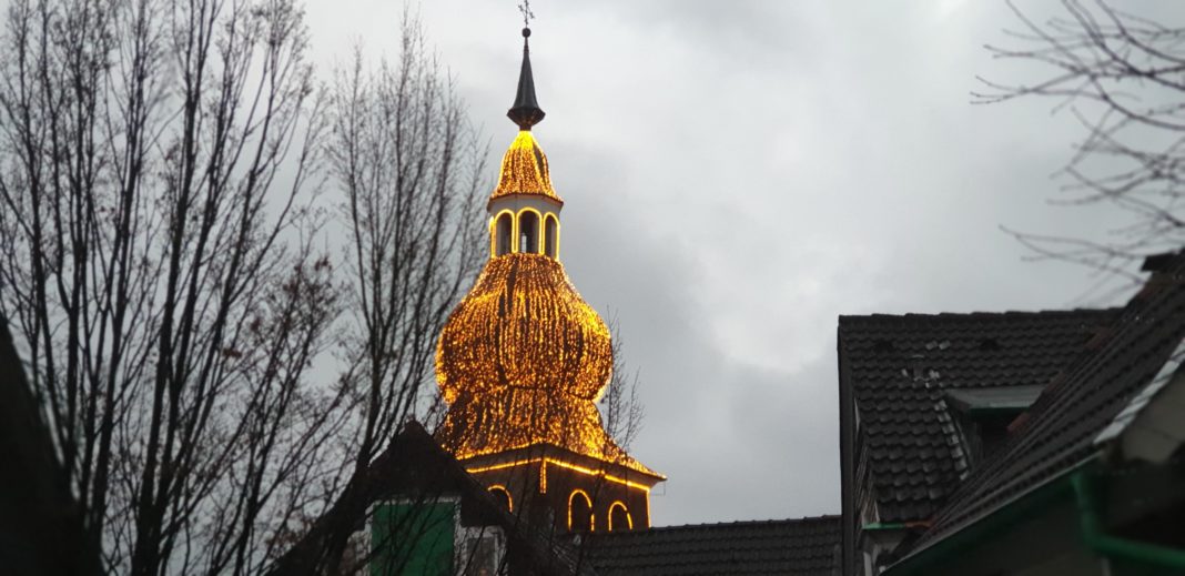 Die evangelische Stadtkirche Lennep steht am Kirchplatz 3 in 42897 Remscheid-Lennep. Foto: Sascha von Gerishem