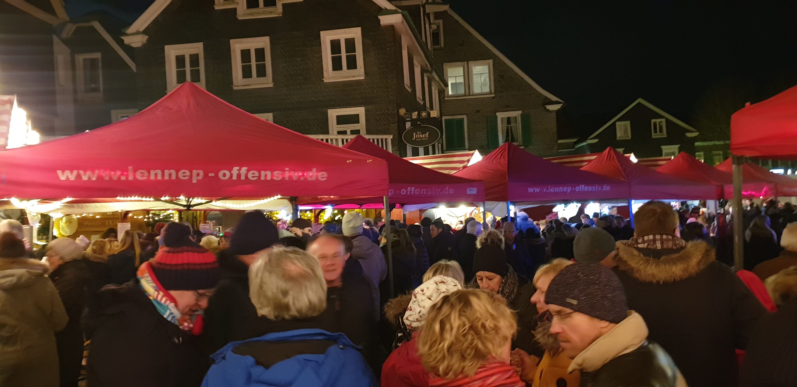 Schon am Eröffnungsabend ist der Lenneper Weihnachtstreff vortrefflich besucht. Foto: Sascha von Gerishem
