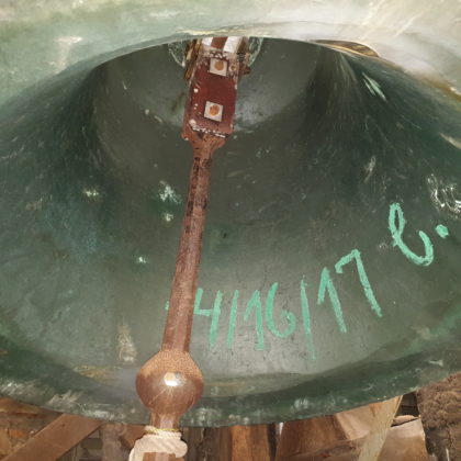 Die große Glocke mit Klöppel von innen. Foto: Sascha von Gerishem