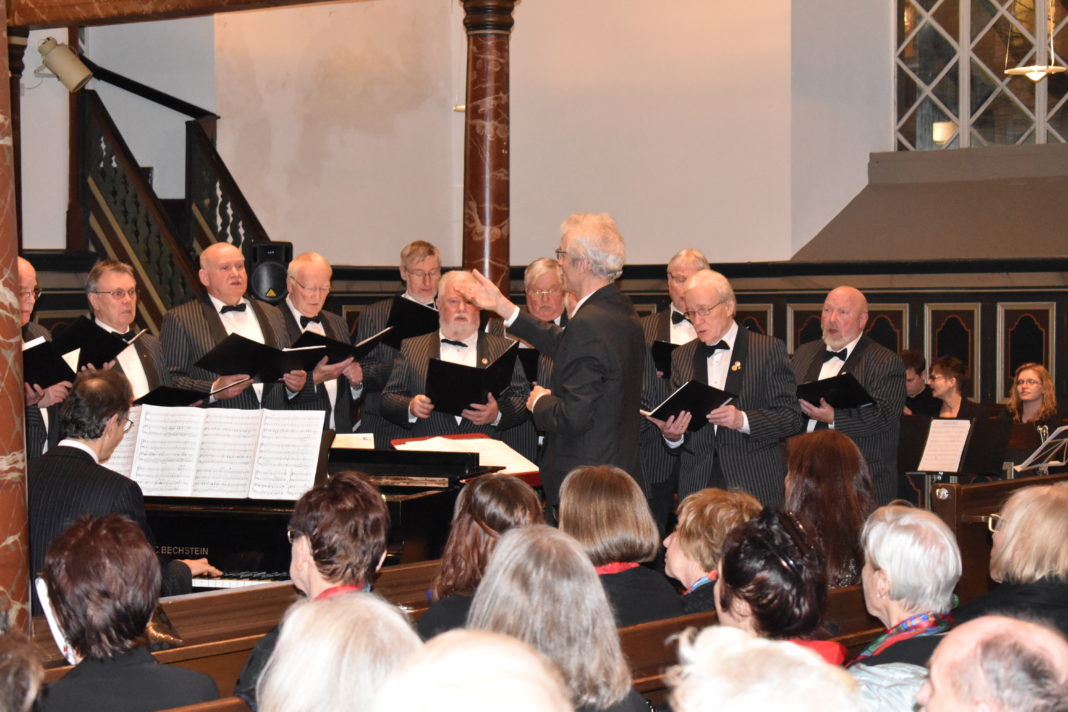 Jürgen Harder mit dem Lüttringhauser Männerchor. Foto: Peter Klohs