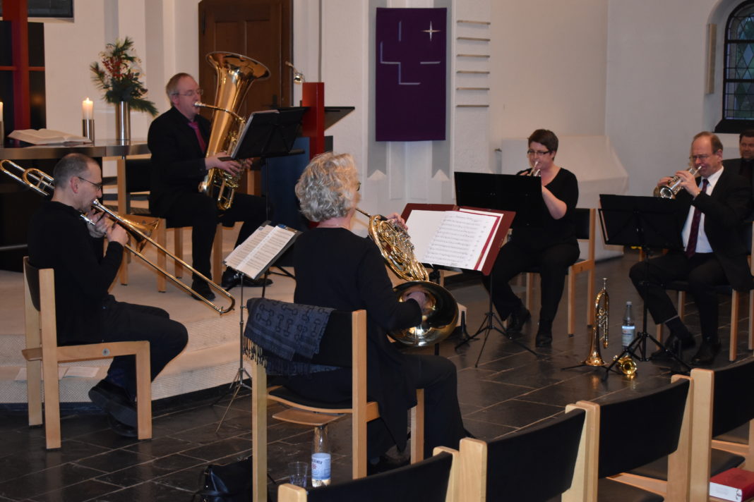 Das Remscheider Blechbläserquintett in der Kirche der evangelischen Stiftung Tannenhof in Lüttringhausen. Foto: Peter Klohs