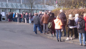 Vor der JVA Lüttringhausen bildeten sich lange Schlangen. Foto: Peter Klohs