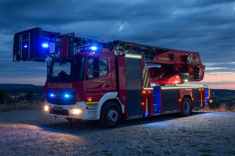 Brand auf Vordach – Polizei sucht Zeugen