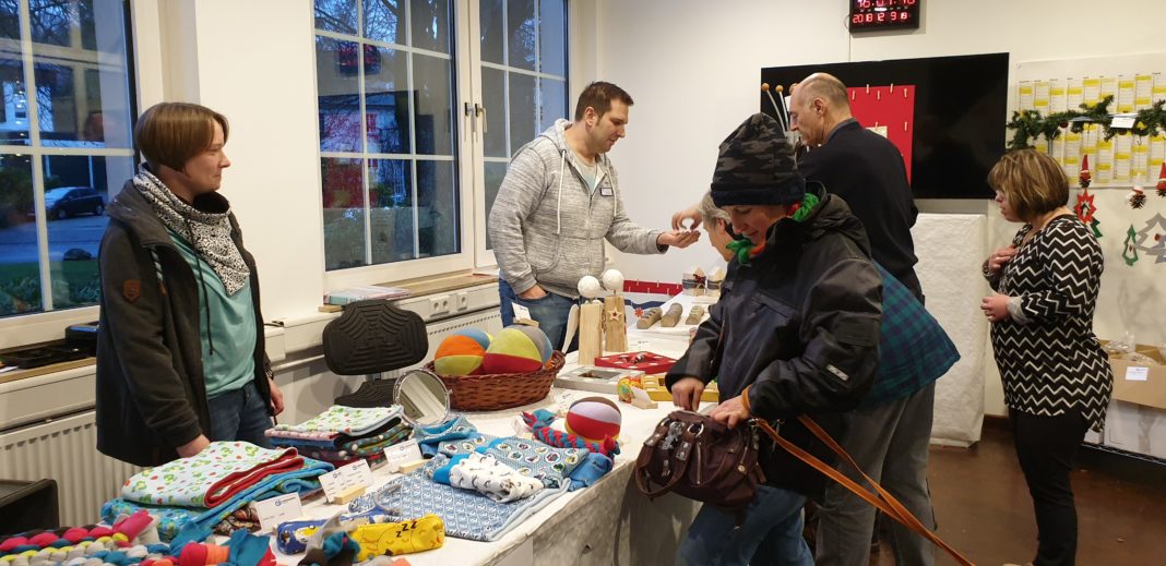 Maike Monstadt vom Berufsbildungsbereich der Lebenshilfe (li.) beim Weihnachtsbasar 2018. Foto: Sascha von Gerishem