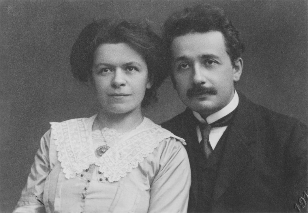Albert Einstein mit seiner ersten Ehefrau Mileva Marić. Archivfoto gemeinfrei.