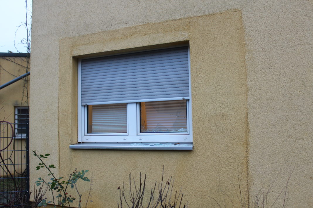 Die eingeschlagene Fensterscheibe in der Luisenstraße in Burscheid. Foto: Polizei